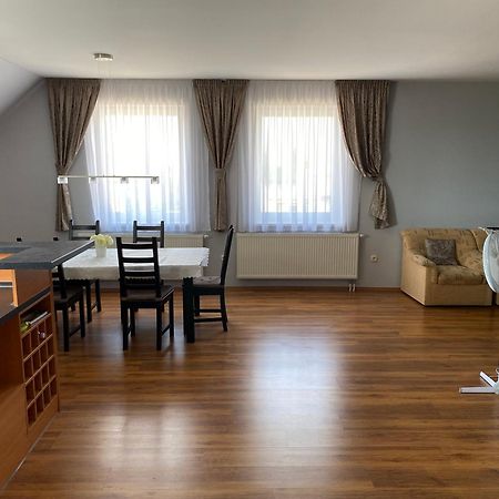 Spacious Apartment In Town Centre Nové Zámky المظهر الخارجي الصورة