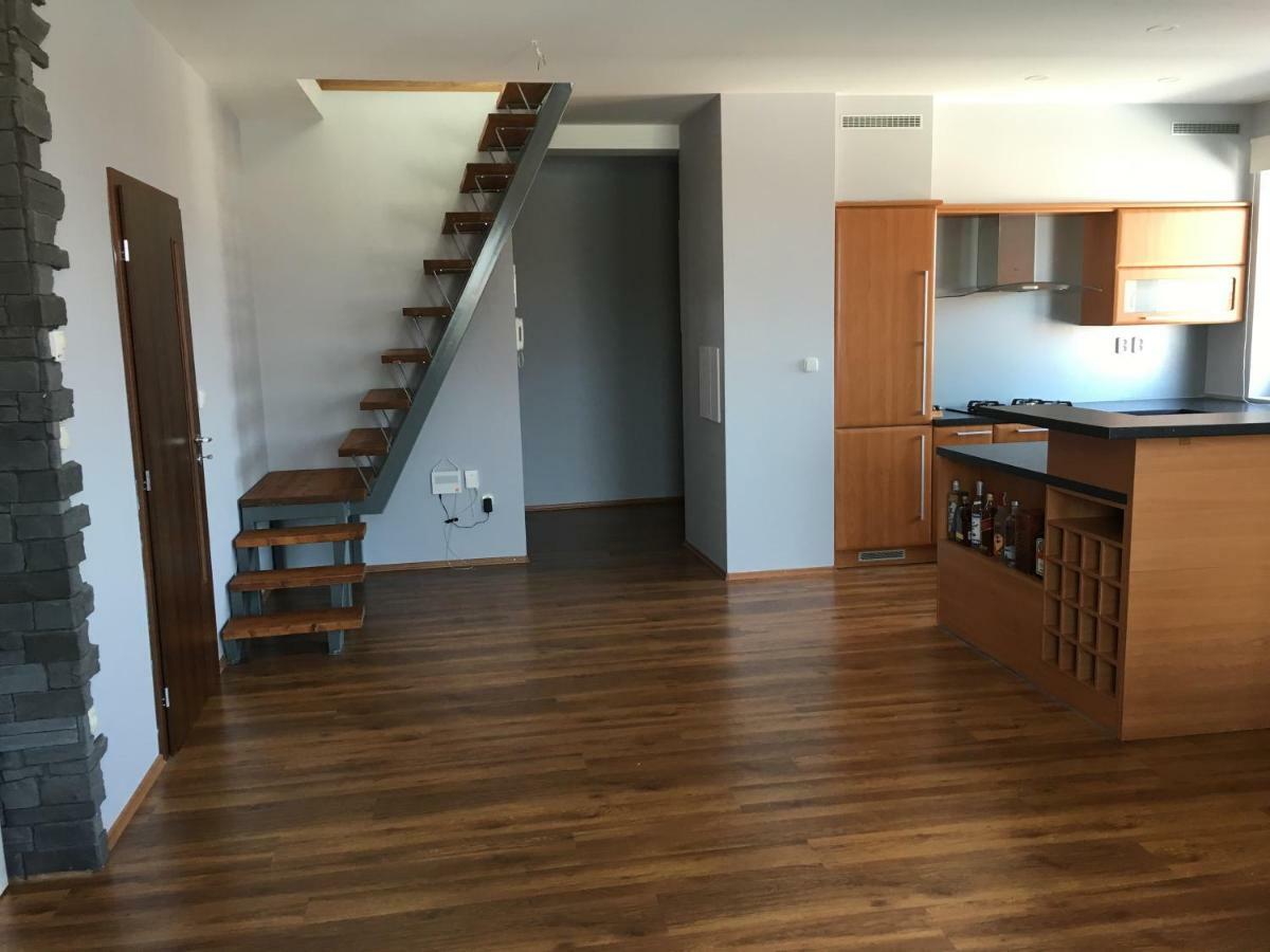 Spacious Apartment In Town Centre Nové Zámky المظهر الخارجي الصورة