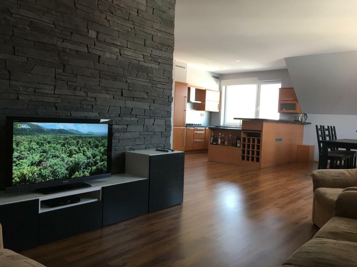 Spacious Apartment In Town Centre Nové Zámky المظهر الخارجي الصورة